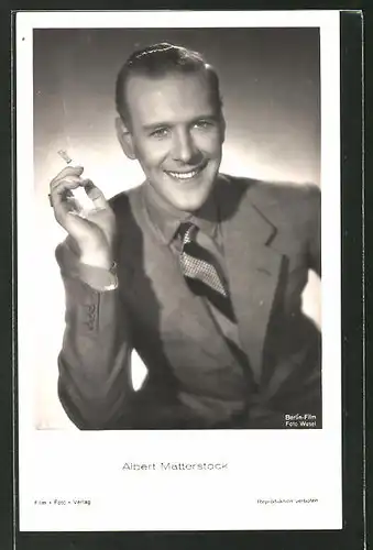 AK Schauspieler Albert Matterstock lächelnd mit Zigarette posierend