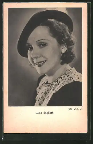 AK Schauspielerin Lucie Englisch lächelnd mit Hut posierend