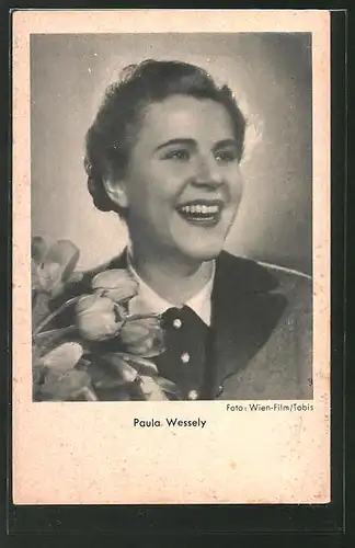 AK Schauspielerin Paula Wessely lächelnd mit Tulpen porträtiert