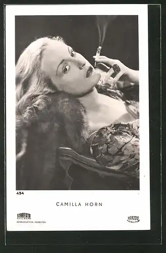 AK Schauspielerin Camilla Horn mit Zigarette posierend