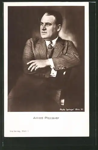 AK Schauspieler Alfred Piccaver auf Stuhl sitzend porträtiert