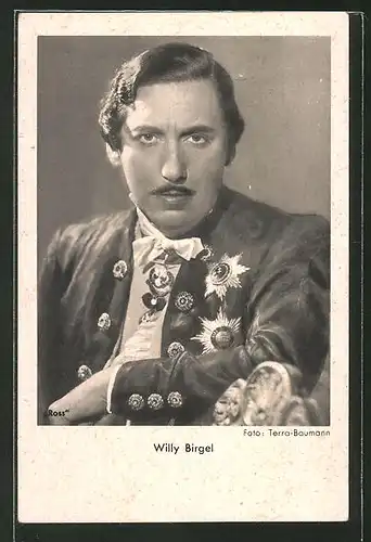 AK Schauspieler Willy Birgel mit Orden posierend
