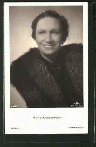 AK Schauspielerin Maria Koppenhöfer im Pelzmantel porträtiert