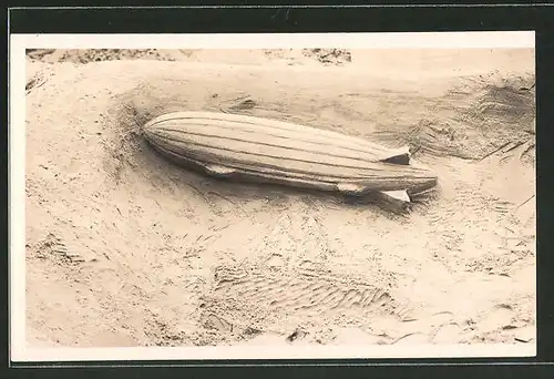 Foto-AK Sandplastik eines Zeppelins am Strand