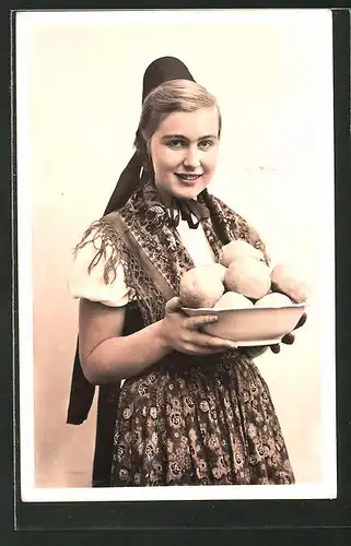 AK Frau in thüringische Tracht mit Thüringer Klössen auf einem Tablett