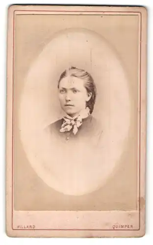 Fotografie Villard, Quimper, Portrait junge hübsche Frau mit Schleife am Kragen