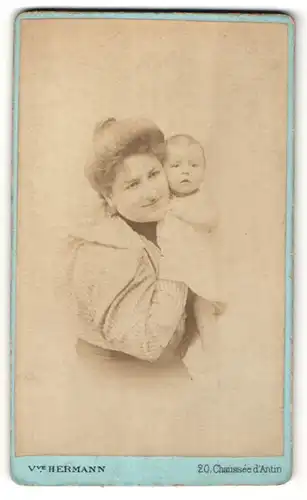 Fotografie V. Hermann, Paris, Portrait hübsche Mutter in edler Rüschenbluse mit niedlichem Baby
