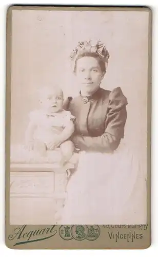 Fotografie Acquart, Vincennes, hübsche Mutter mit Rüschenhaube & niedliches Baby