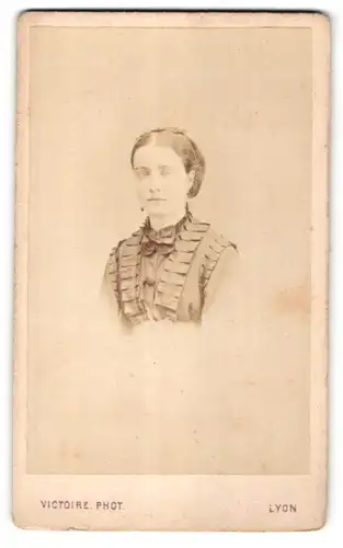 Fotografie Victoire, Lyon, Portrait junge Frau in edler Rüschenbluse und Haarschleife