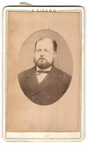 Fotografie R. Girard, Paris, Portrait edler Herr mit Bart im Anzug und Schleife