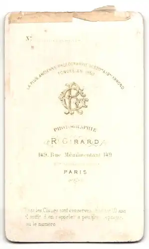 Fotografie R. Girard, Paris, Portrait edler Herr mit Bart im Anzug und Schleife