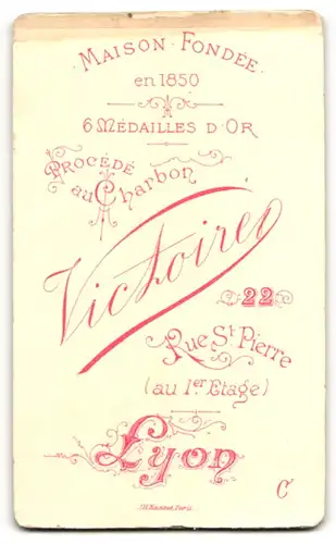 Fotografie Victoire, Lyon, Portrait edler Herr mit Vollbart im Anzug