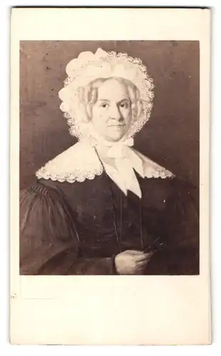Fotografie Durand, Lyon, Portrait ältere Dame mit Spitzenhaube und Schleife am Kragen