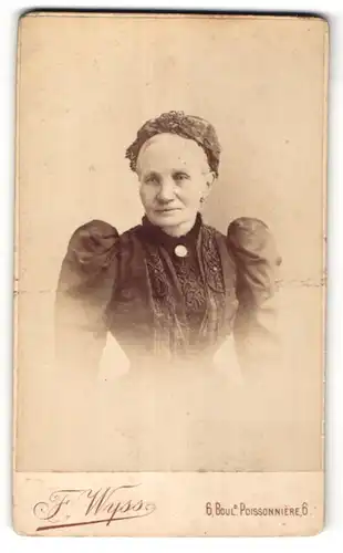 Fotografie F. Wyss, Paris, Portrait ältere Dame mit Rüschenhaube in edler Spitzenbluse