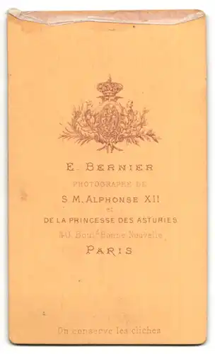 Fotografie E. Bernier, Paris, junge hübsche Frau im edlen Kleid & Mann im edlen Anzug mit Schleife