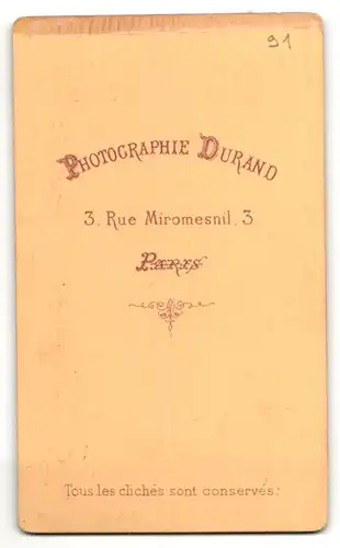 Fotografie Durand, Paris, Portrait hübsche Frau mit Schleife am Kragen