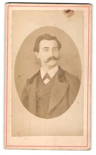 Fotografie Fotograf & Ort unbekannt, Portrait junger Mann mit Schnurrbart im Anzug