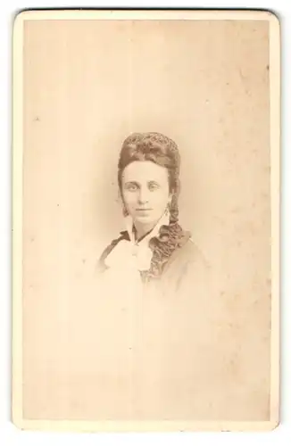 Fotografie Leopold Dubois, Poitiers, Portrait hübsche junge Frau mit Haarnetz in edler Rüschenbluse