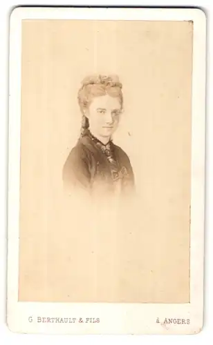 Fotografie G. Berthault & Fils, Angers, Portrait hübsche junge Frau mit Hochsteckfrisur im edler Bluse mit Schleife