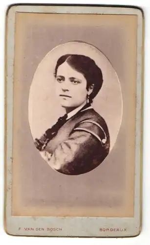 Fotografie F. van den Bosch, Bordeaux, Portrait junge Frau mit Ohrringen in hübscher Bluse