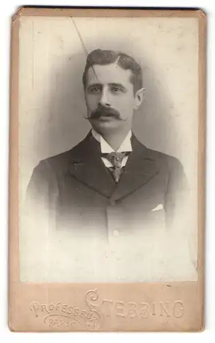 Fotografie Prof. Stebbing, Paris, Portrait junger Mann mit Oberlippenbart im Anzug mit Krawatte