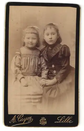 Fotografie A. Cayez, Lille, niedliche kleine Mädchen mit Haarschleifen in hübschen Kleidern