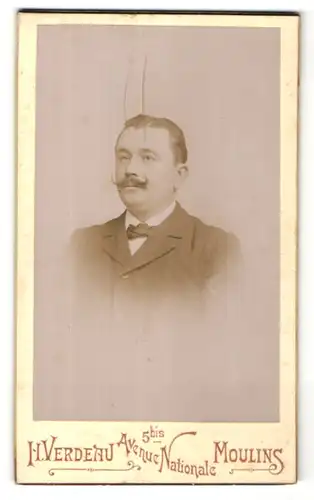 Fotografie H. Verdeau, Moulins, Portrait edler Herr mit Schnurrbart im Anzug