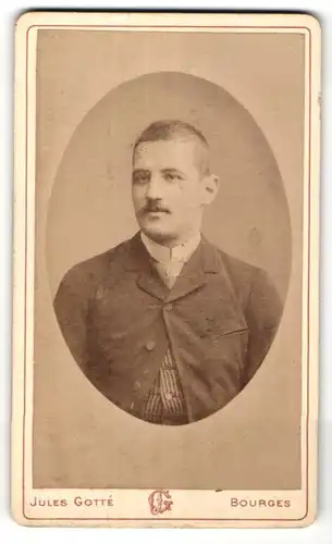 Fotografie Jules Gotté, Bourges, Portrait junger Herr mit Oberlippenbart