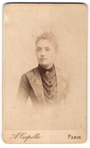 Fotografie A. Capelle, Paris, Portrait junge Frau mit zurückgebundenem Haar