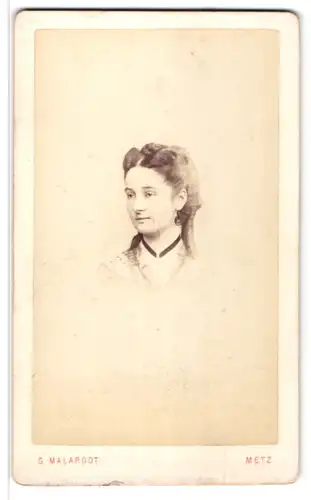 Fotografie G. Malardot, Metz, Portrait Fräulein mit zeitgenöss. Frisur