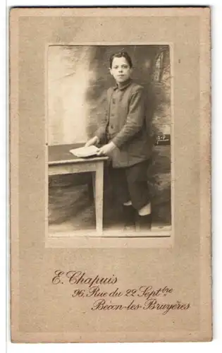 Fotografie E. Chapuis, Bécon-les-Bruyères, Portrait Knabe in zeitgenöss. Kleidung