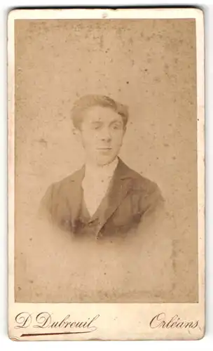 Fotografie D. Dubreuil, Orléans, Portrait junger Herr mit zeitgenöss. Frisur