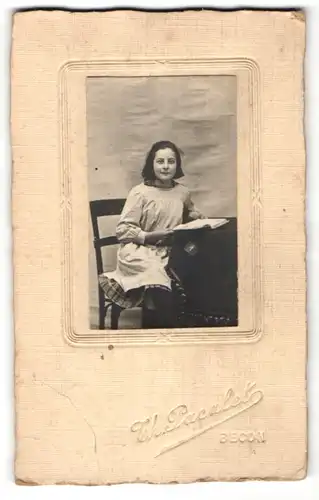 Fotografie Ch. Pacalet, Becon, Portrait Mädchen mit dunklem Haar