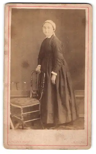 Fotografie Lorans, Nevers, Portrait Maid mit Kopftuch