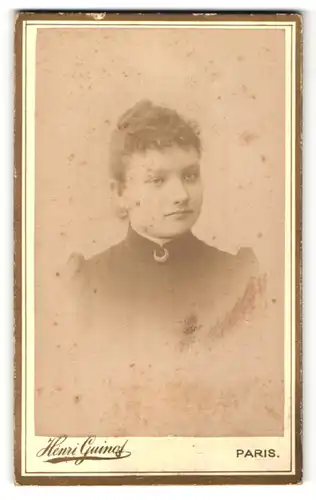Fotografie Henri Guinot, Paris, Portrait Fräulein mit zurückgebundenem Haar