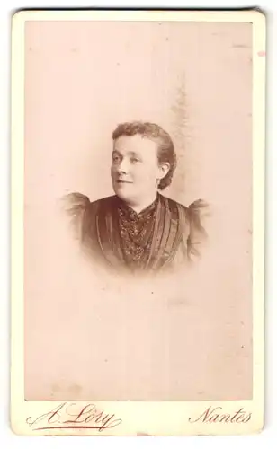 Fotografie A. Lory, Nantes, Portrait hübsche Dame in edler Rüschenbluse