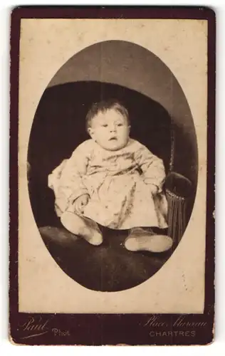 Fotografie Paul, Chartres, niedliches Baby im Sessel sitzend