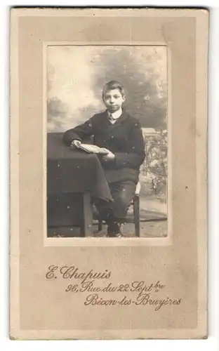 Fotografie E. Chapuis, Becon-les-Bruyeres, Knabe im Anzug mit Buch