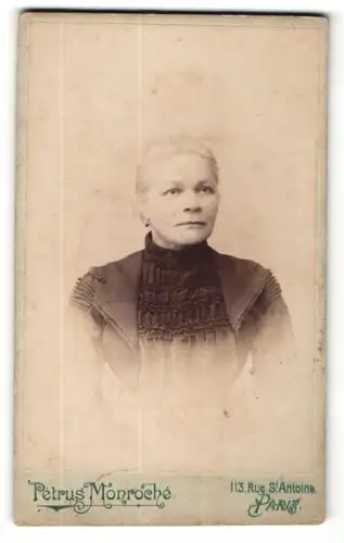 Fotografie Petrus Monroche, Paris, Portrait ältere Dame in edler Rüschenbluse