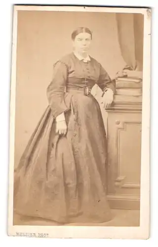 Fotografie Messier, Paris, Portrait bürgerliche Dame in zeitgenössischem Kleid
