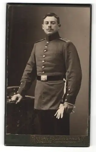Fotografie Georg Hollingshaus, Coblenz, Portrait Soldat mit Schulterklappe 68