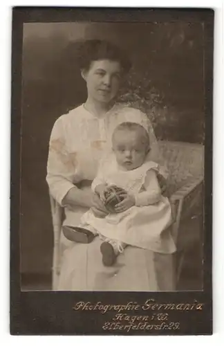 Fotografie Germania, Hagen i/W, Portrait junge Mutter mit Kleinkind mit Gummiball