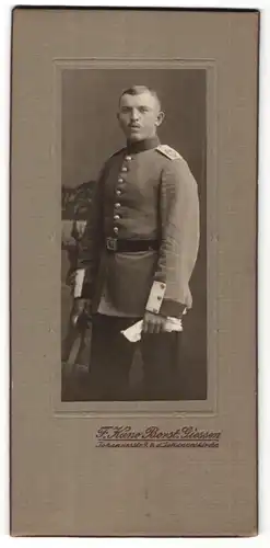 Fotografie F. Kuno Borst, Giessen, Portrait Soldat in Uniform mit Regimentsschulterstück und Hessen-Koppelschloss