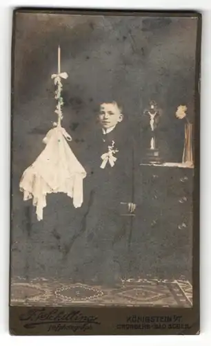 Fotografie F. Schilling, Königstein i/T, Portrait Knabe in festlicher Kleidung mit Kerze