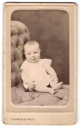 Fotografie Charles, Paris, Portrait Säugling mit nackigen Füssen