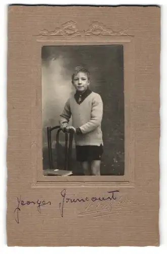 Fotografie E. Chafuis, unbekannter Ort, Portrait Junge in zeitgenöss. Kleidung