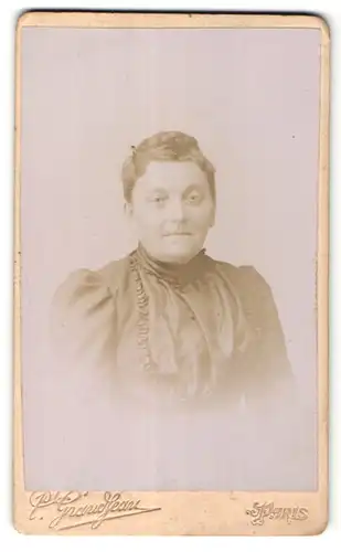 Fotografie Pierre Grandjean, Paris, Portrait Frau mit zusammengebundenem Haar