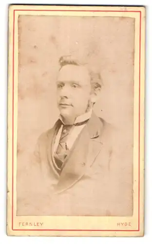 Fotografie Fernley, Hyde, Portrait gutbürgerlicher Herr in Anzug