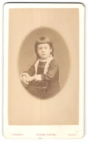 Fotografie Chambay, Paris, Portrait kleines Mädchen mit dunklem Haar