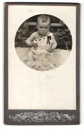 Fotografie unbekannter Fotograf und Ort, Portrait Säugling in Leibchen